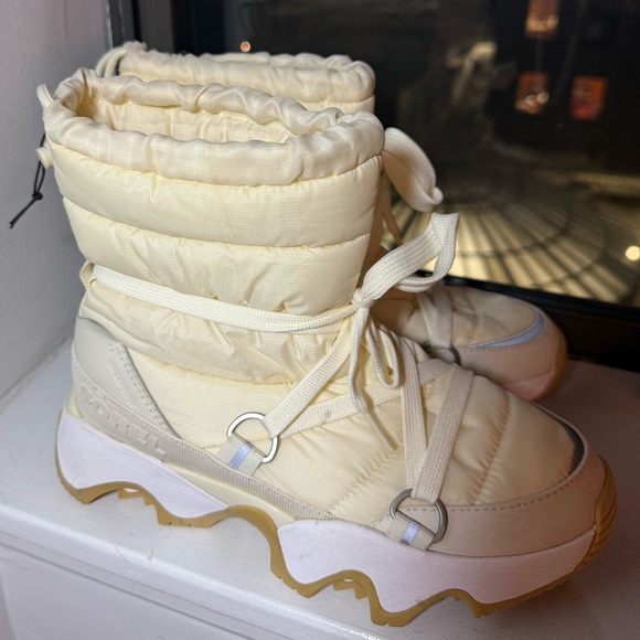 Sorel Kinetic Conquest Puff Boots – Cream/Ivory, Size 8, Worn Once - Picture 1 of 4